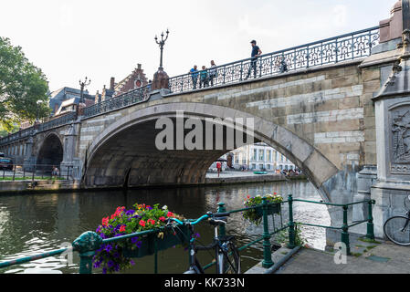 Gand, Belgique - 28 août 2017 : pont de saint Michel avec les gens autour de la ville médiévale de Gand, Belgique Banque D'Images
