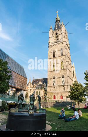 Gand, Belgique - 28 août 2017 : beffroi, fontaine de sculpture en bronze, appelé les garçons et d'agenouillement stadshal avec les gens dans la ville médiévale de gh Banque D'Images