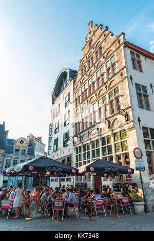 Gand, Belgique - 28 août 2017 : les gens dans un bar terrasse boire un verre dans une rue de la vieille ville de la cité médiévale de Gand, Belgique Banque D'Images