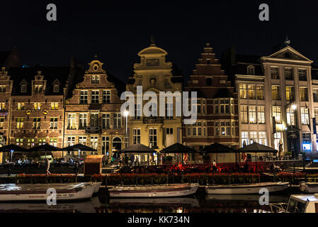 Gand, Belgique - 28 août 2017 : les gens s'amuser dans la nuit à côté de la rivière dans la ville médiévale de Gand, Belgique Banque D'Images