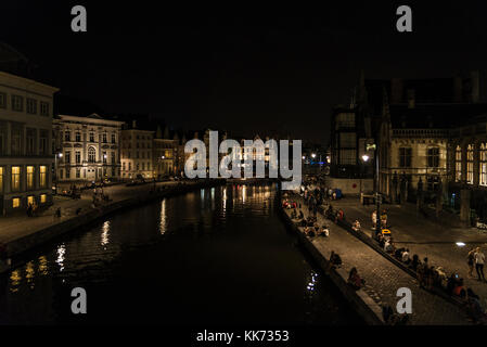 Gand, Belgique - 28 août 2017 : les gens s'amuser dans la nuit à côté de la rivière dans la ville médiévale de Gand, Belgique Banque D'Images