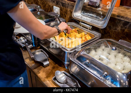 Petit-déjeuner buffet en libre-service et des toasts oeufs Banque D'Images