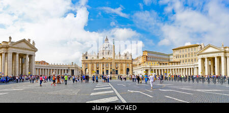 Vue sur le st. la basilique Saint-Pierre dans une journée ensoleillée dans la cité du Vatican le 15 septembre 2016. Banque D'Images