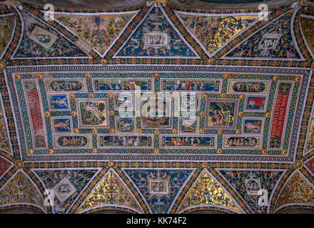 Plafond peint de la bibliothèque piccolomini à Sienne Banque D'Images