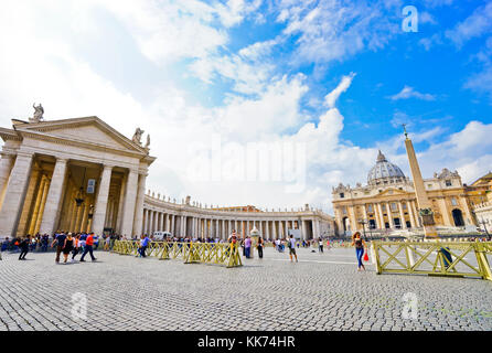 Vue sur le st. la basilique Saint-Pierre dans une journée ensoleillée dans la cité du Vatican le 15 septembre 2016. Banque D'Images