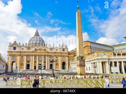 Vue sur le st. la basilique Saint-Pierre dans une journée ensoleillée dans la cité du Vatican le 15 septembre 2016. Banque D'Images