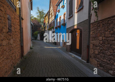 Lane dans le village d'Andlau, contreforts des Vosges, sur la route des vins d'Alsace, France Banque D'Images