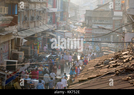 Scène de rue marché animé dans le centre de Mumbai, Inde Banque D'Images
