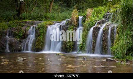 Une longue exposition d'une petite cascade sur la rivière lathkill, lathkill dale, Peak District, Derbyshire, Royaume-Uni. L'eau en cascade Banque D'Images