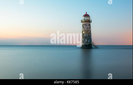 (Point de talacre ayr) phare avec la marée presque plein après le coucher du soleil une exposition longue, douce à l'eau. Banque D'Images