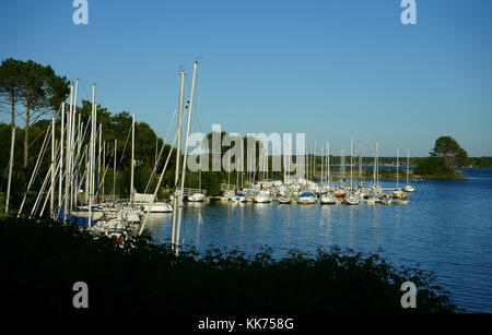 Voiliers ancrés à l'Harbour Ispes sur le lac Etang de Cazaux et de Sanguinet, Landes, France Banque D'Images