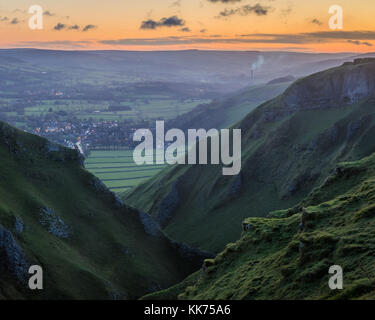 Forcella Staulanza, Peak District, au Royaume-Uni, à l'aube, le lever du soleil, tôt le matin, à la recherche dans la vallée de la colline Banque D'Images