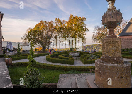 Cadran solaire dans la cour du mont sainte-odile abbaye, également connu sous le nom de abbaye de hohenburg, mont sainte-odile, en allemand odilienberg, Alsace, France Banque D'Images
