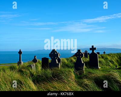 La solitude et l'ancien cimetière avec des tombes Celtes dans sur l'île de à distance dans les îles Aran Inisheer, la baie de Galway, le comté de Clare, sur la côte ouest de l'Irlande Banque D'Images