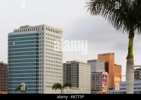 Les bâtiments modernes dans la capitale de l'Angola, Luanda Banque D'Images