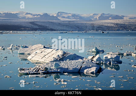 Les icebergs dans le lac en été jökulsárlón islandais Banque D'Images