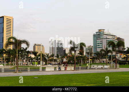 Les bâtiments modernes dans le centre de Luanda, capitale de l'angola Banque D'Images