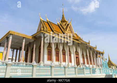 Vue de côté de la Pagode d'argent dans le complexe du Palais Royal à Phnom Penh, Cambodge. Banque D'Images