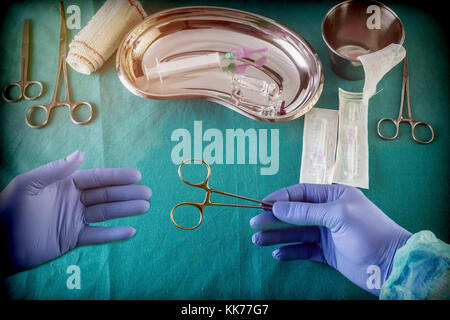 Médecine et d'instrumentiste infirmière qui travaille dans une salle d'opération avec des ciseaux de chirurgie, conceptual image Banque D'Images