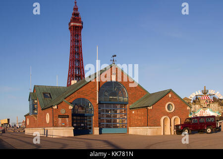 Blackpool station RNLI est le foyer de 3 canots de pêche côtière et une grande équipe de bénévoles qui travaillent fort pour sauver des vies en mer. Le Lancashire, Royaume-Uni Banque D'Images