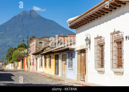 Maisons coloniales et Volcán de Agua | Antigua | Guatemala Banque D'Images