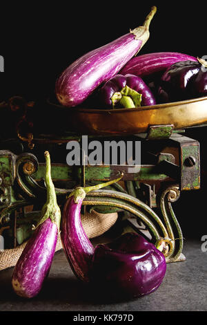 Petite aubergine sur la balance. arrière-plan foncé. La nourriture végétarienne du village. délicieux dîner pour toute la famille Banque D'Images