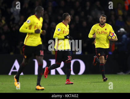 Troy Deeney de Watford (à droite) célèbre marquant son but premier du côté du jeu au cours de la Premier League match à Vicarage Road, Watford. Banque D'Images