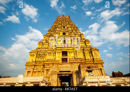 Entrée de Virupaksha Temple Sri, Hampi, Karnataka, Inde Banque D'Images