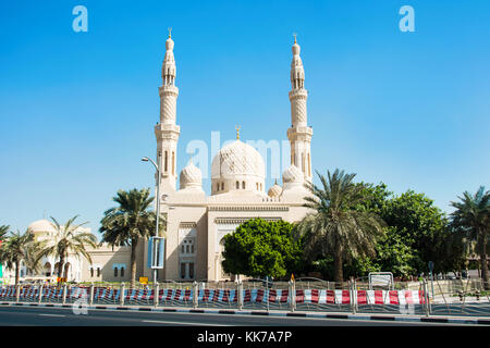 La mosquée de Jumeirah à Dubaï, Émirats arabes unis avec ciel bleu clair Banque D'Images