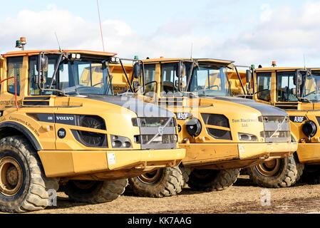 Volvo a30g en stationnement et a30f tombereau articulé pistes à la gravière locale dans l'Essex, Angleterre fin d'argent utilisé pour les engins de terrassement Banque D'Images