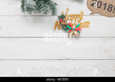 Vue aérienne de droit aérien des décorations et ornements de bonne année concept.articles pour fêtes home party decor.objets sur grunge vintage white woode Banque D'Images