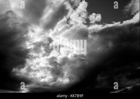 Des Cumulonimbus vers le coucher du soleil Banque D'Images