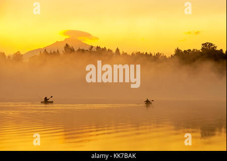 Lac Cassidy avec pagaie de kayak sur le lac avec le lever du soleil dans le brouillard et le Mont Pilchuck Banque D'Images