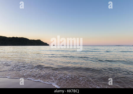 Secteur tranquille de plage à Playa Conchal après le coucher du soleil avec une faible lueur à l'horizon Banque D'Images