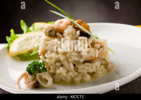 Photo de délicieux risotto aux fruits de mer et le persil sur elle Banque D'Images