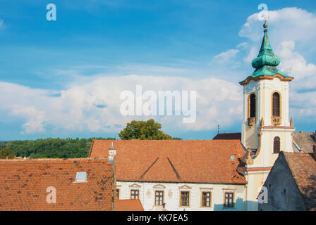 Vue sur les toits de Szentendre, un peu de ville touristique avec des galeries et des musées Près de budapest, vieille maisons colorées avec des toits de tuile et une église, Banque D'Images