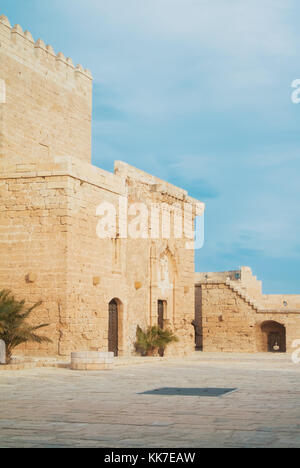 Vue de l'entrée de la forteresse maure médiévale alcazaba à Almeria et beau ciel bleu sur l'arrière-plan, l'Andalousie, espagne. Banque D'Images