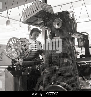 Années 1950, historiques, les femmes travaillant dans une filature de coton ou machine à tisser. Banque D'Images