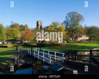 Swing passerelle sur Canal à Droitwich Droitwich Spa Parc Vignes UK Angleterre Worcestershire Banque D'Images