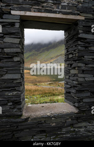 Ruines de l'ancienne carrière d'ardoise bâtiments à cwmorthin, tanygrisiau, au nord du Pays de Galles. Une ancienne carrière dans les montagnes, maintenant un endroit populaire auprès des marcheurs. Banque D'Images