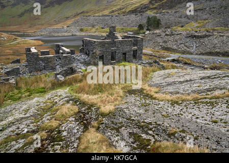 Ruines de l'ancienne carrière d'ardoise bâtiments à cwmorthin, tanygrisiau, au nord du Pays de Galles. Une ancienne carrière dans les montagnes, maintenant un endroit populaire auprès des marcheurs. Banque D'Images