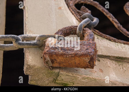 Cadenas et chaîne rouillée. maintenant l'ensemble volet avec détail en filigrane rouillé Banque D'Images