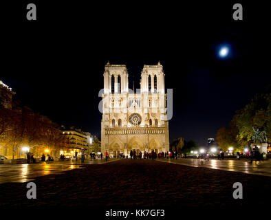 Paris, France. La cathédrale Notre-Dame / Notre-Dame de Paris sur l'île de la Cité. De style gothique. Lit up at night Banque D'Images