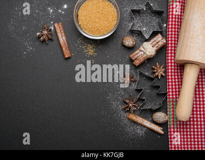 Baking christmas cookies-anis,cannelle,visé / wezet, noisettes sur fond noir Banque D'Images