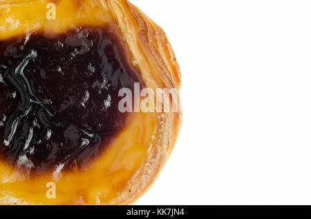 Close up Egg tartelettes ou Pasteis de nata isolé sur fond blanc. Portugais typique sweet Banque D'Images