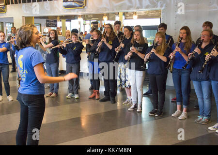 Le groupe de l'école secondaire de Bainbridge se limite au rallye PEP flottant des Seahawks à Colman Dock avec quelques chansons finales. Morceaux à Colman Dock 30826282846 o Banque D'Images