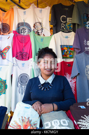 Décrochage du marché d'Otavalo et teenage femme exposant, marché d'Otavalo, Equateur Amérique du Sud