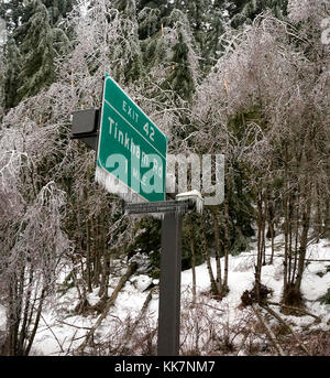 En raison des conditions glaciales, des arbres tombés et des chutes de neige qui rendent les équipes WSDOT non sécuritaires pour dégager la route dans certaines régions - l'Interstate 90 est fermée à tous les véhicules à partir du mardi 17 janvier. Notre première priorité est la sécurité, tant pour vous en tant que voyageurs que pour nos équipages. Les fermetures de routes et les routes seront dégagées aussi rapidement que possible. Fermeture des forces météorologiques hivernales I-90 32370835786 o Banque D'Images