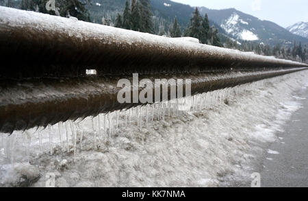 En raison des conditions glaciales, des arbres tombés et des chutes de neige qui rendent les équipes WSDOT non sécuritaires pour dégager la route dans certaines régions - l'Interstate 90 est fermée à tous les véhicules à partir du mardi 17 janvier. Notre première priorité est la sécurité, tant pour vous en tant que voyageurs que pour nos équipages. Les fermetures de routes et les routes seront dégagées aussi rapidement que possible. Fermeture des forces météorologiques hivernales I-90 32370835606 o Banque D'Images