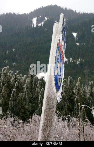 En raison des conditions glaciales, des arbres tombés et des chutes de neige qui rendent les équipes WSDOT non sécuritaires pour dégager la route dans certaines régions - l'Interstate 90 est fermée à tous les véhicules à partir du mardi 17 janvier. Notre première priorité est la sécurité, tant pour vous en tant que voyageurs que pour nos équipages. Les fermetures de routes et les routes seront dégagées aussi rapidement que possible. Fermeture des forces météorologiques hivernales I-90 31567615564 o Banque D'Images